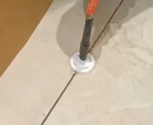 广元市瓷砖空鼓维修公司专业解答瓷砖在铺贴过程中，如果没有涂抹均匀到位的粘结材料（如水泥砂浆或瓷砖胶），可能会导致以下问题