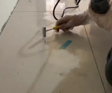广元市瓷砖开裂维修公司专业分享瓷砖在铺贴前如果没有沥干水分，将会导致以下问题