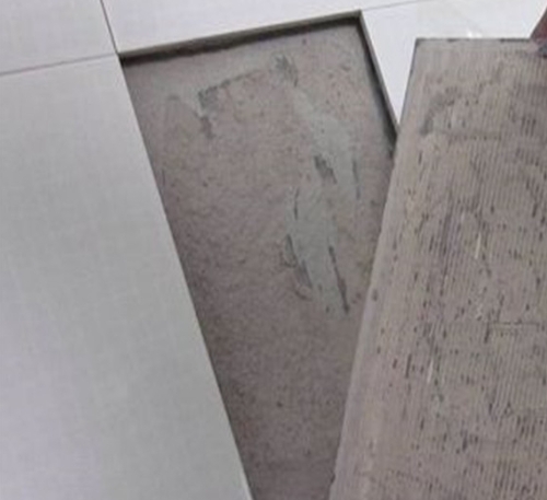 广元市瓷砖空鼓维修公司分享瓷砖铺贴时如果打浆（即涂抹在瓷砖背面和基层上的砂浆或瓷砖胶）过少，会带来以下问题